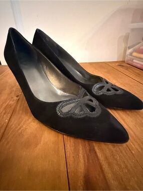 Stuart Weitzman. Black Suede Kitten Heels. Size 8.
